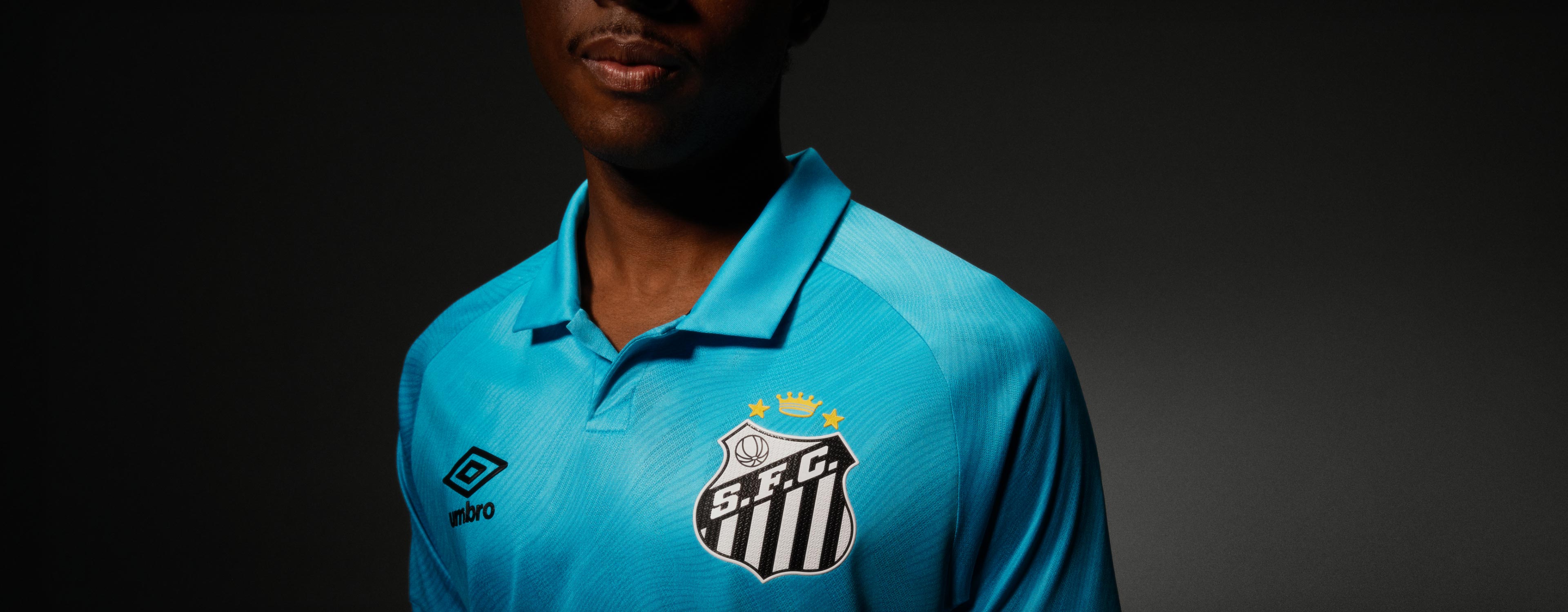 # LANÇAMENTO OFICIAL UMBRO:<br> A LENDÁRIA CAMISA AZUL DO SANTOS
