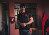 Modelo usando roupa nova do CAP