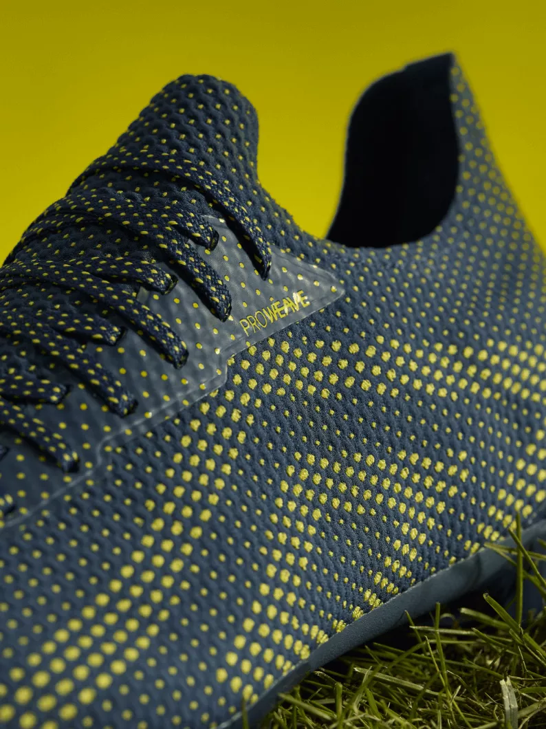 Chuteira Umbro Velocità azul-marinho e amarela com cabedal Proweave