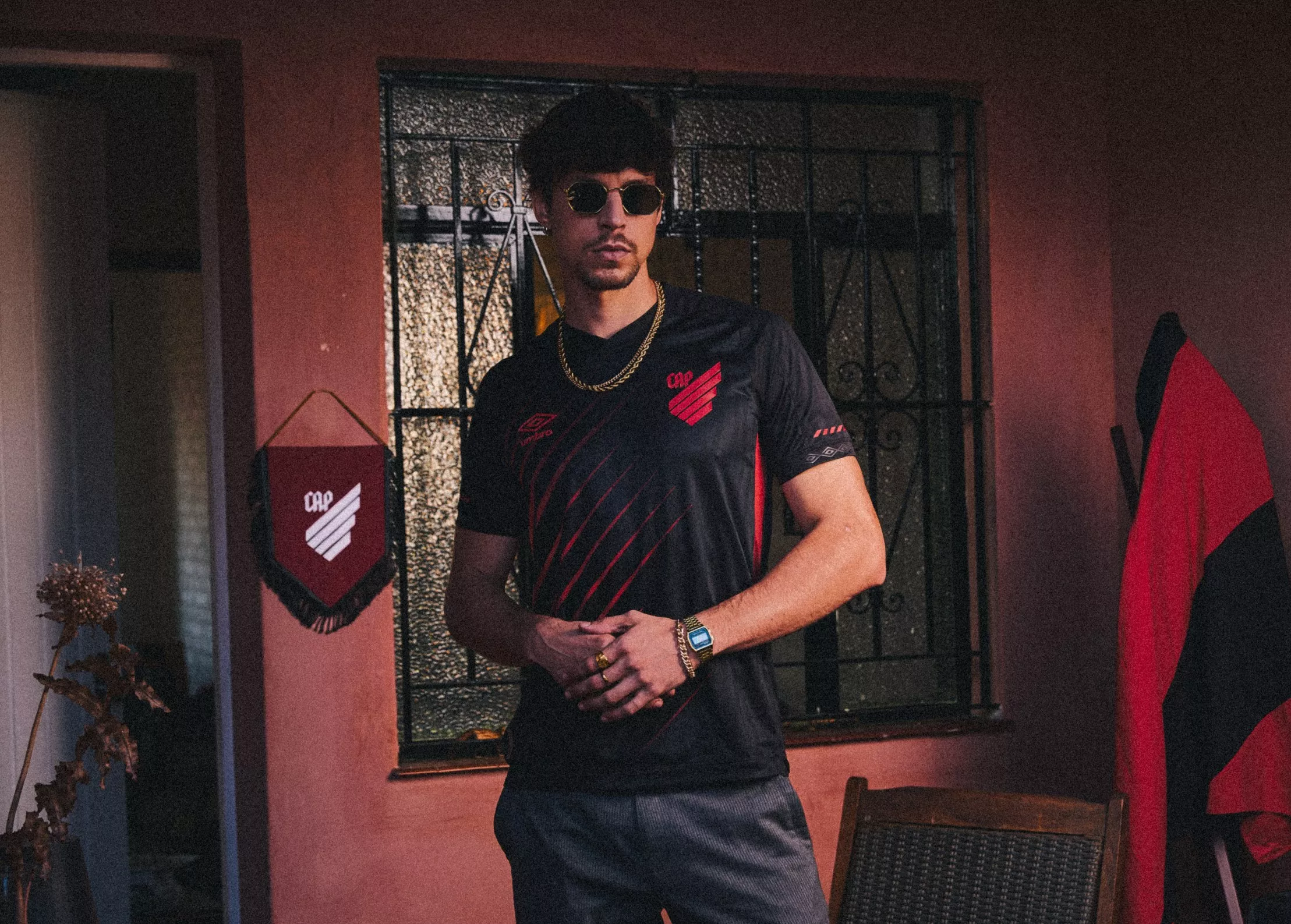 Modelo usando roupa nova do CAP