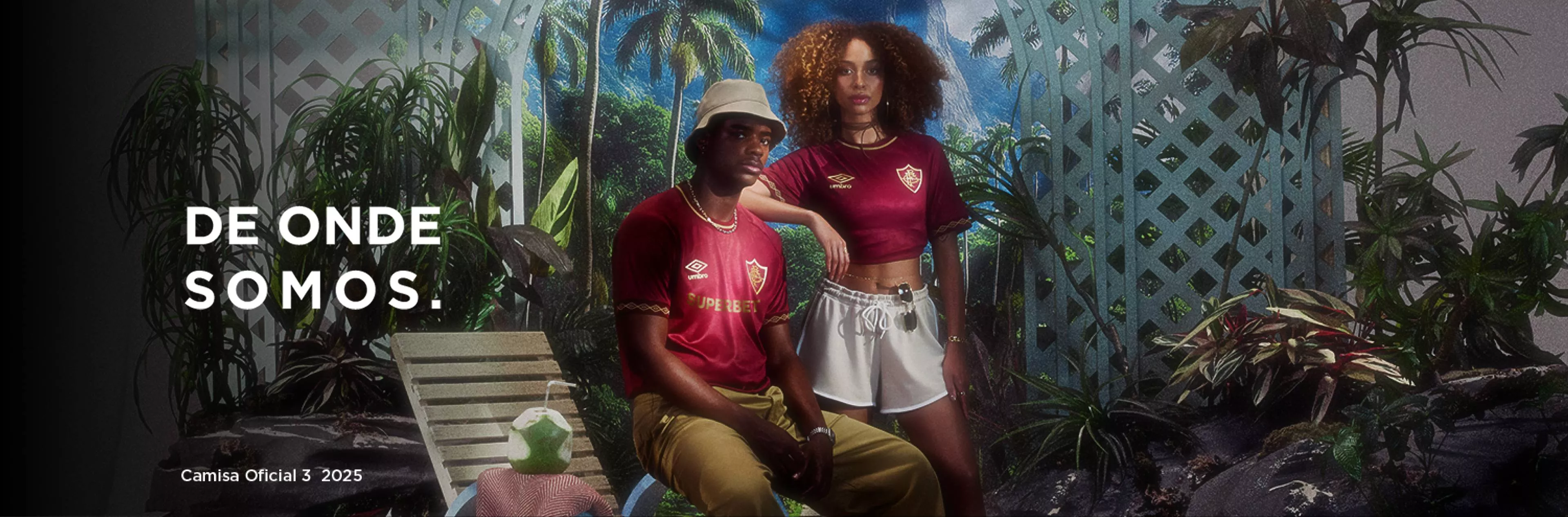 Dupla com a camisa grená do Fluminense em um jardim, com o texto De onde somos
