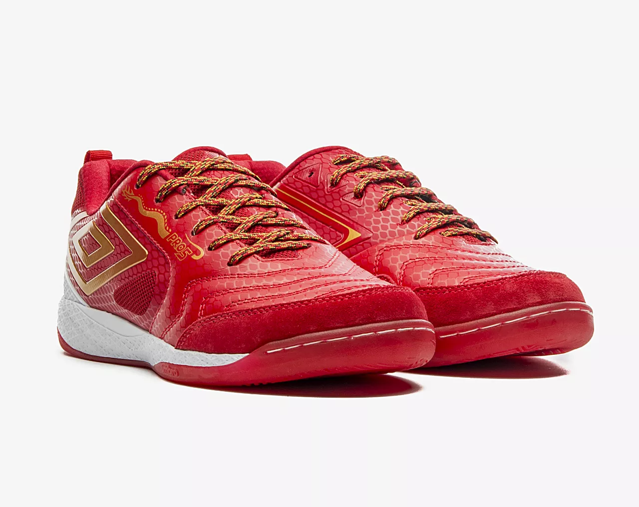 Par de chuteiras futsal Umbro Pro 5 vermelhas com detalhes dourados