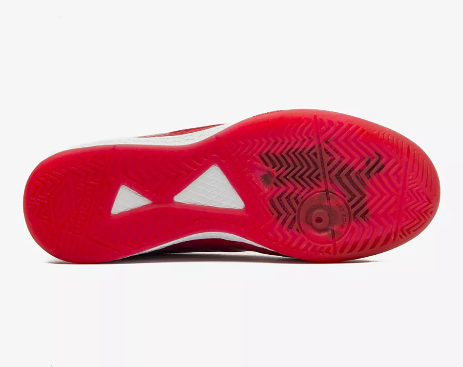 Solado vermelho da chuteira futsal Umbro Pro 5